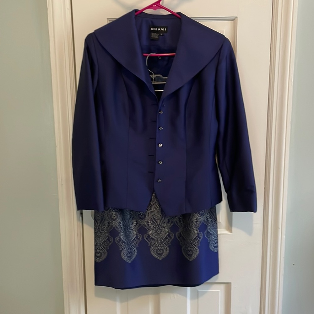 Shani purple blazer and Skirt. Size 6. Worn, in great condition.